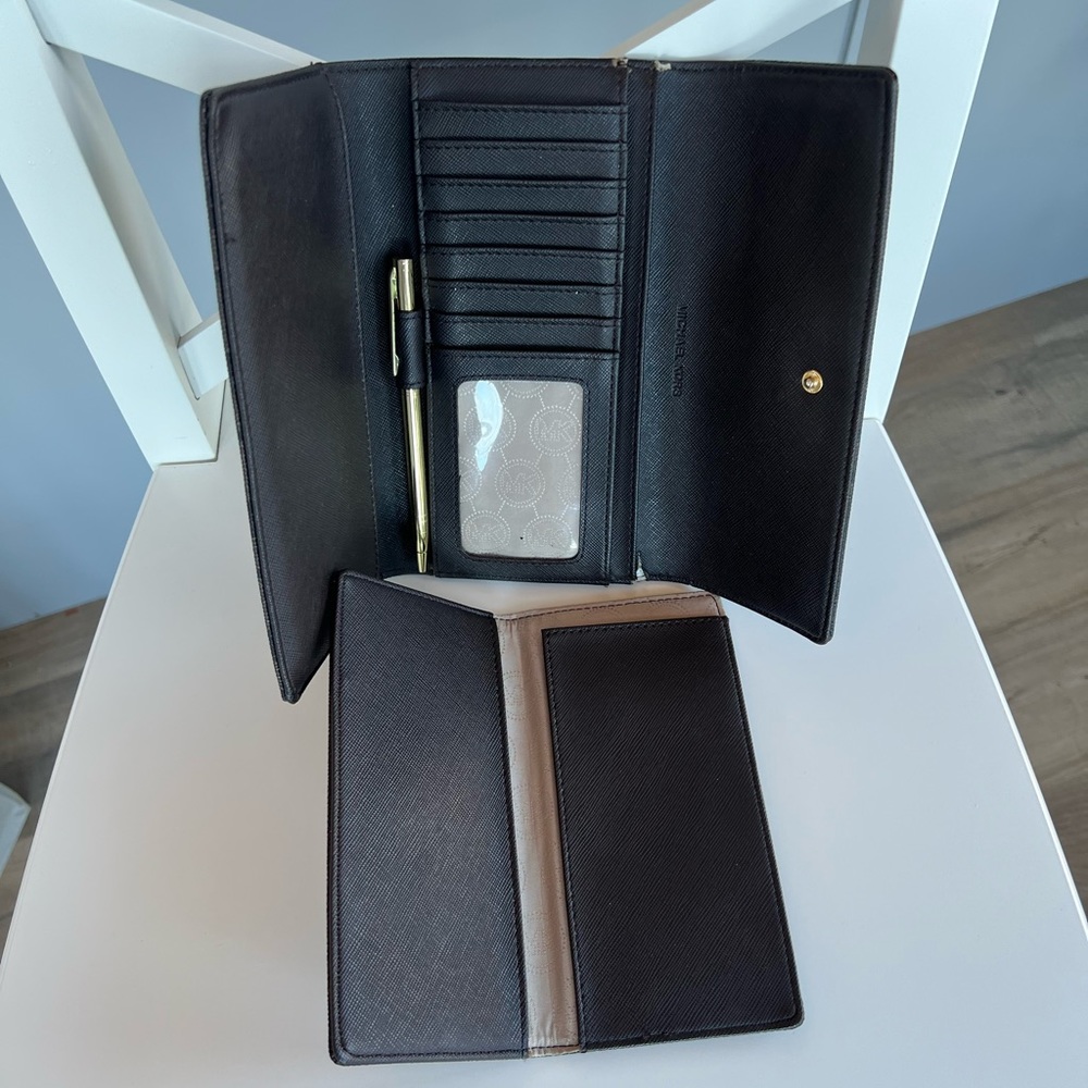 Michael Kors Wallet with Cheque Book and Pen - Picture 6 of 9